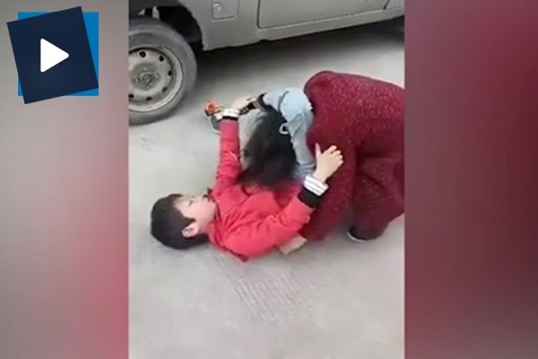 Küçük çocuktan anneye sokak ortasında dayak!