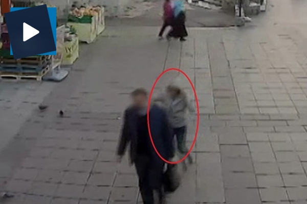 Turistin cebinden parasını böyle gasp ettiler