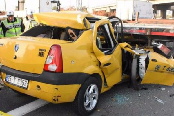 İzmir’de feci kaza! Kağıt gibi ezildi