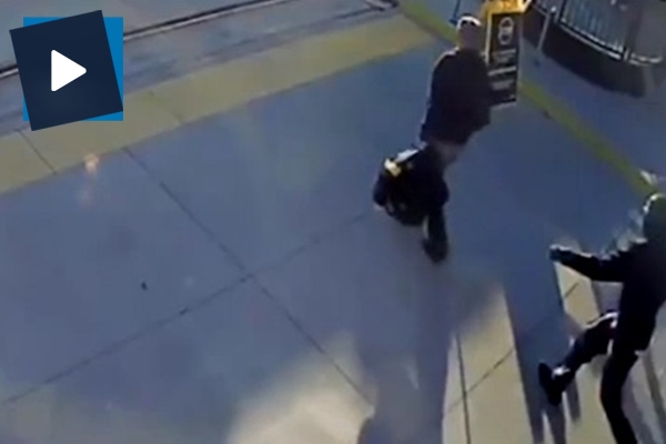 Görme engelli adamı son anda böyle kurtardı