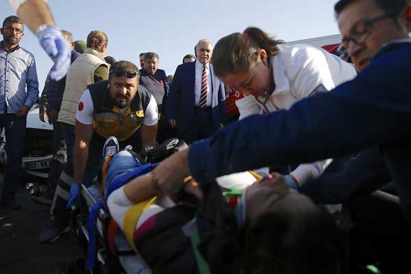 Bakan konvoyunun önünde kaza