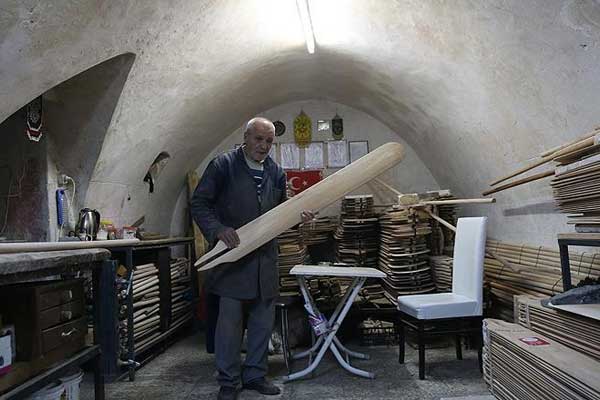 Altı asırlık dükkanda fırın küreği üretiyor