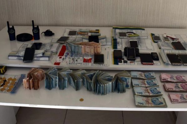 Dolandırıcıların evinden servet çıktı
