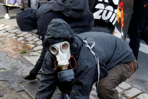 Fransa'da asfaltlar havada uçuştu