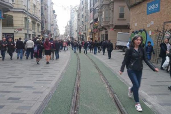 İstiklal Caddesi'nde tramvay yolu yeşillendi, vatandaş şaşırdı