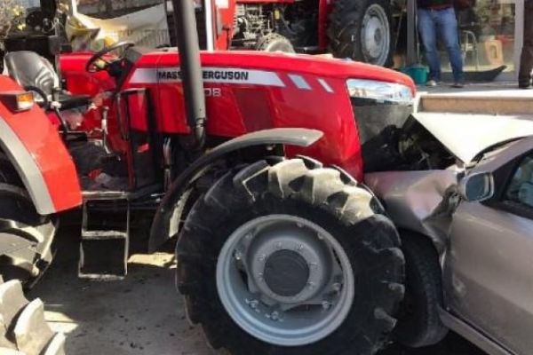 Otomobil traktör bayiine girdi: 1 yaralı