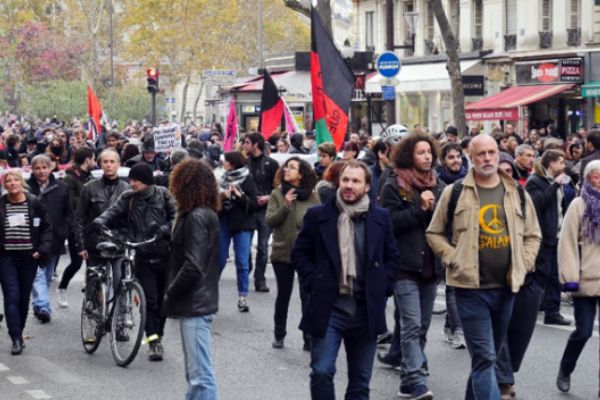 Macron’un reformlarına karşı yürüdüler