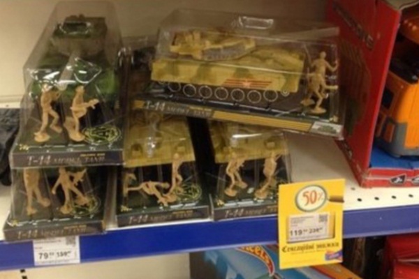 Oyuncak tanklar Ukrayna'da tepkilere neden oldu