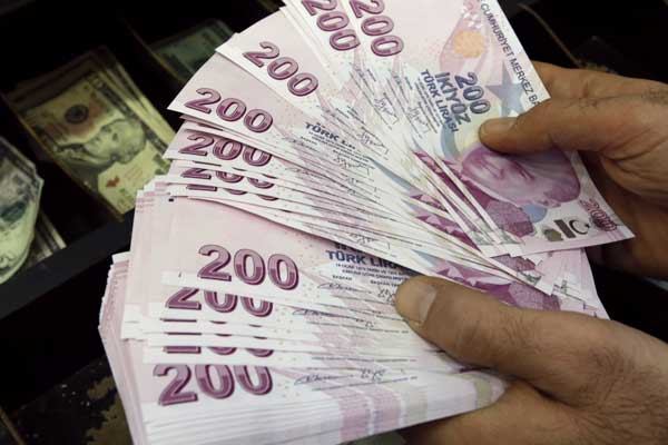 Türk Lirası'nın euro ve dolar karşısında neden değer kaybediyor?