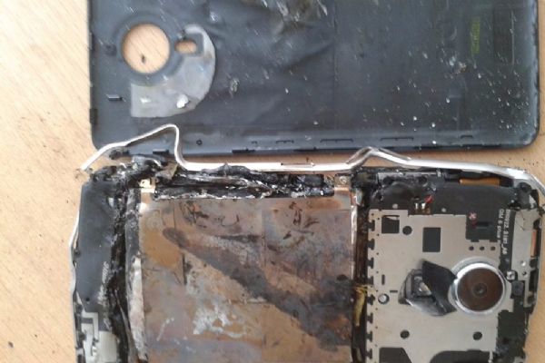 Zonguldak'da 5 ay önce aldığı telefonu elinde yandı