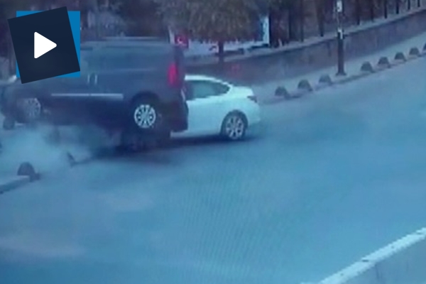 Hızla girdiği kavşakta arabaya böyle çarptı