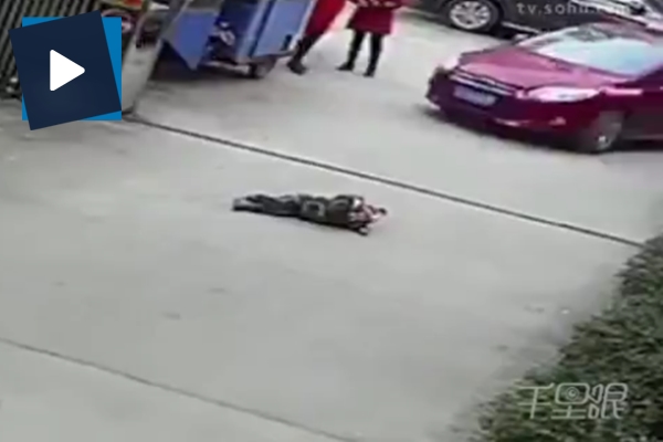 Sürücü yerde yatan çocuğun üzerinden geçti