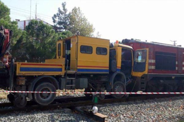 Yük treni bakım aracıyla çarpıştı: 3 kişi yaralandı