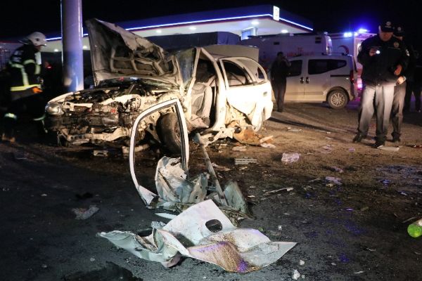 Aksaray'da önce otomobile sonra tıra çarptı: 7 yaralı