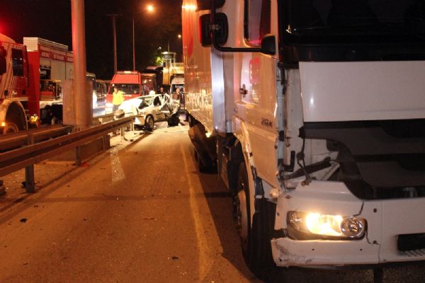 Kocaeli'de kamyon otomobile çarptı: 4 yaralı