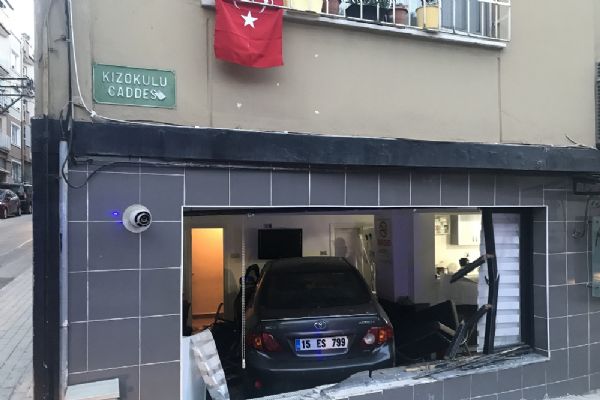 Bursa'da kadın kuaförüne araç girdi, faciadan dönüldü