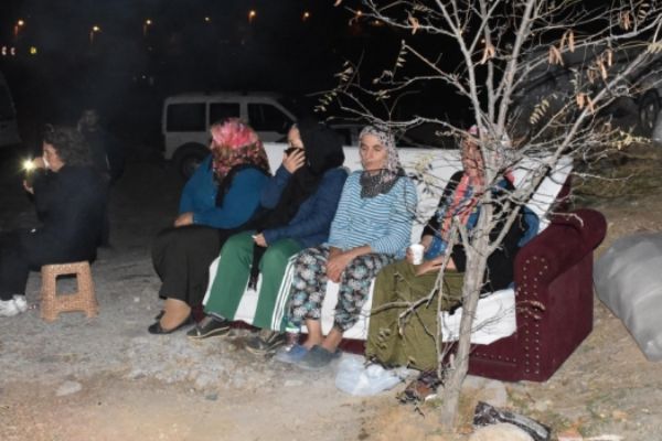 Gecekonduları yıkılan aileler sokakta kaldı