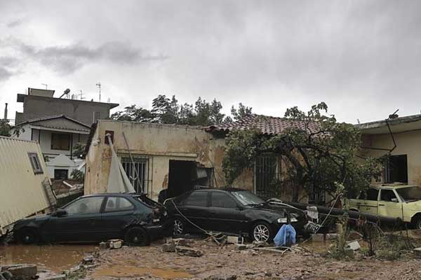 Yunanistan'daki sel felaketinde ölü sayısı artıyor