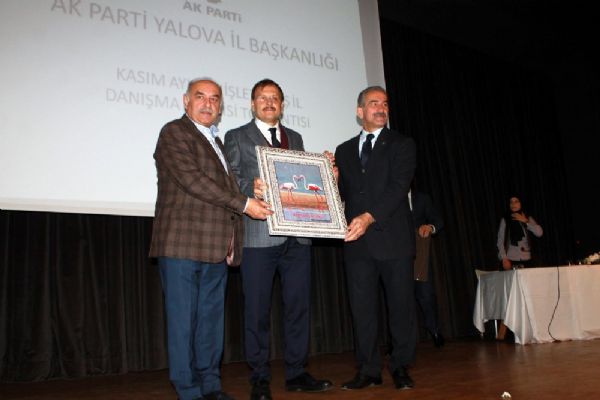 Hakan Çavuşoğlu muhalefeti topa tuttu