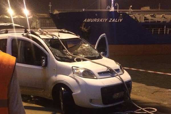 Balıkesir'de otomobil denize düştü