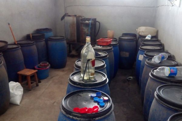 Adana'da tam 2.5 ton sahte rakı ele geçirildi