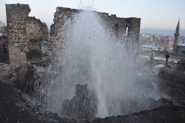 Kars'ta içme suyu borusu patladı