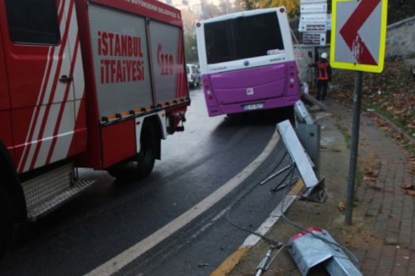 İETT otobüsü bariyerlere çarptı