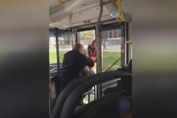 Şoför, yolcuyu otobüsten iterek indirdi