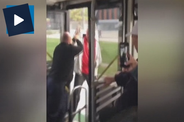 Şoför, yolcuyu otobüsten iterek aşağı attı