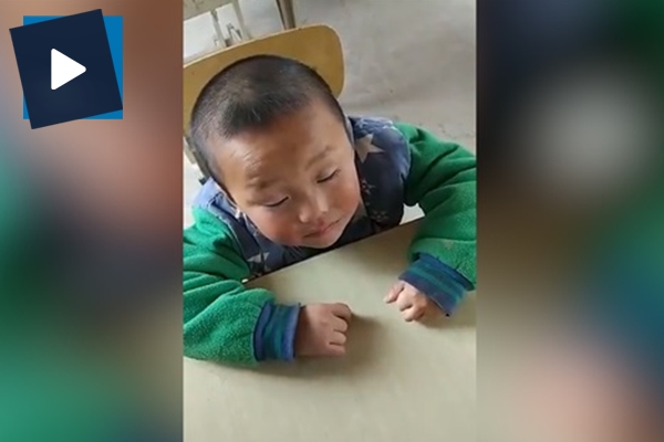 'Gözlerinden uyku akmak' deyiminin hakkını veren sevimli çocuk