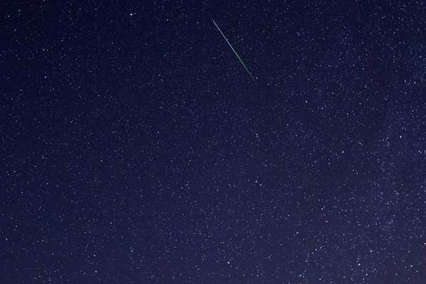 Dünyaya düşen meteor görüntülendi