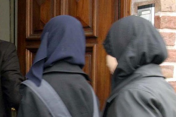 İngiltere'de bir ilkokulda tesettür sorgusu