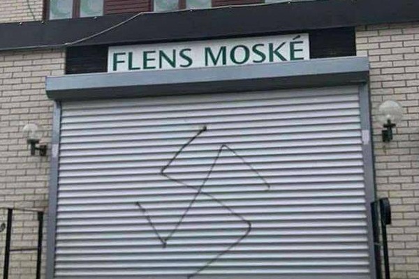 İsveç'te cami kapısına ırkçı saldırı