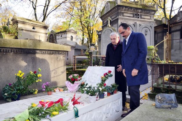 Kalın, Ahmet Kaya'nın mezarını ziyaret etti