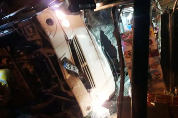 Tır işçi servisine çarptı: 1 ölü, 24 yaralı