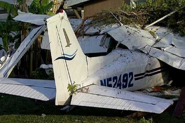 ABD'de uçak evin garajına düştü