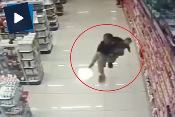 Polis kucağında bebekle çatışmaya girdi