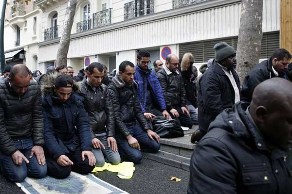Fransa İçişleri Bakanı'ndan 'namaz' açıklaması