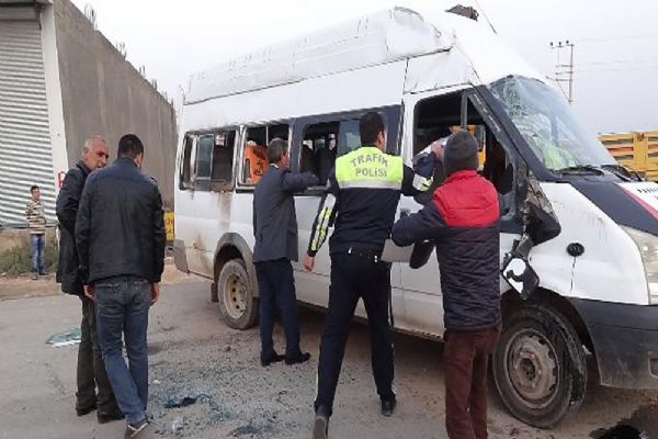 Öğrenci servisi kaza yaptı: 15 öğrenci yaralandı