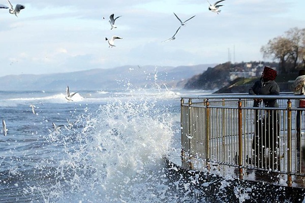 Denizlerde 'kuvvetli fırtına' bekleniyor