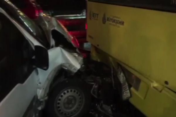 Metrobüs yolunda kaza: 1 yaralı