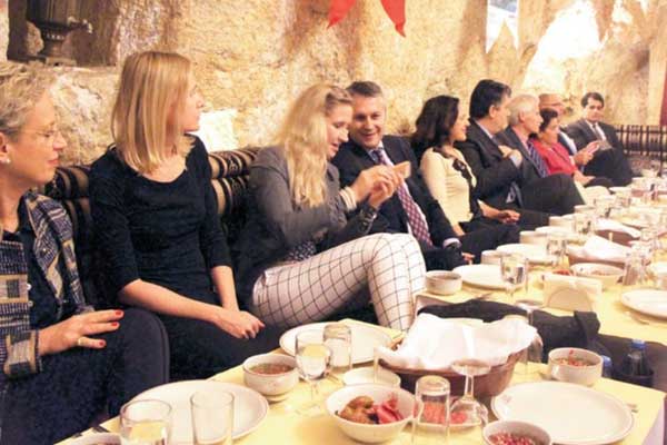 AB büyükelçileri sıra gecesinde