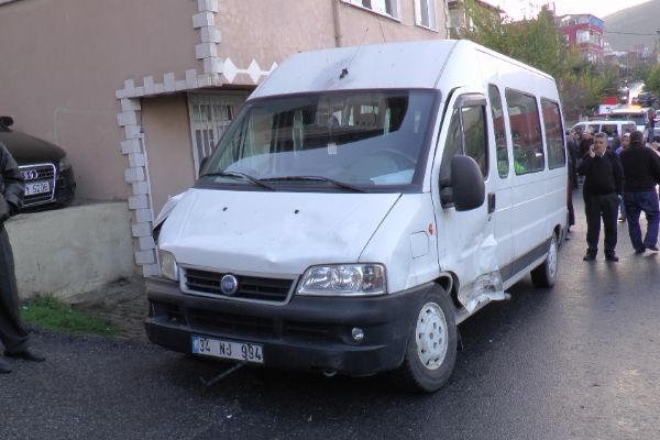 İşçi servisi yayalara çarptı: 2 ölü