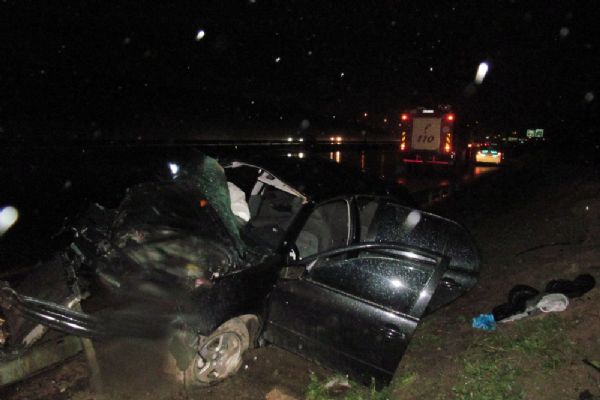 Otomobil bariyerlere çarptı: 1 ölü, 4 yaralı