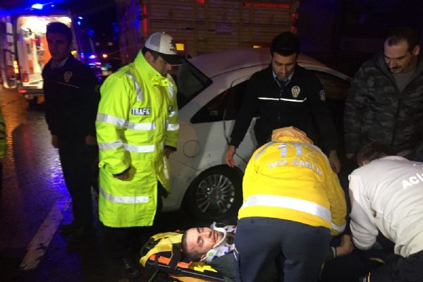 Otomobil kamyonete çarptı: 3 yaralı