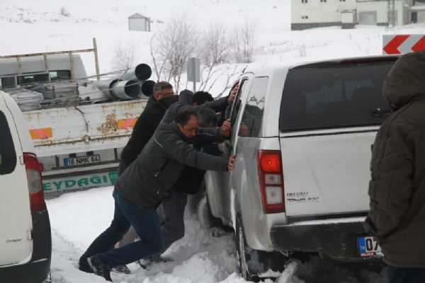 Kar kalınlığı 1 metreye ulaştı, araçlar yolda kaldı