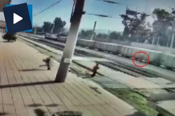 Küçük çocuk trenin altında kaldı: Feci kaza kamerada
