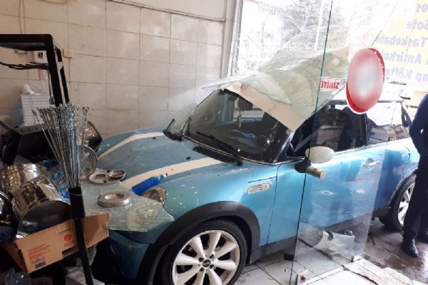 Otomobil kasaba daldı