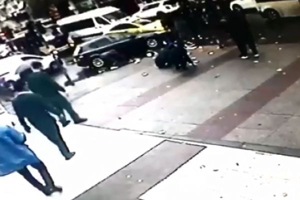 Kavga sırasında binlerce lira yola savruldu