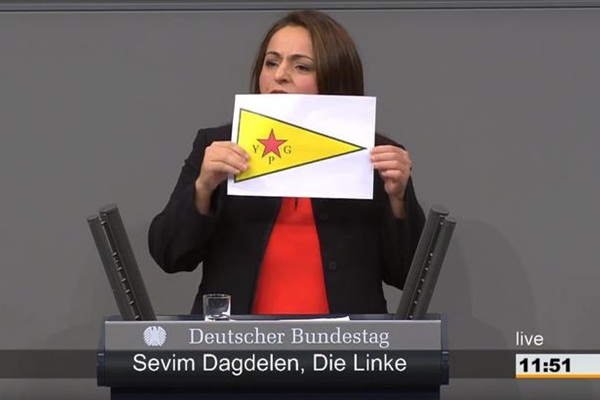 Türkiye kökenli vekil Alman meclisinde YPG flaması açtı